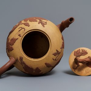Een grote Chinese Yixing steengoed theepot met druivenranken in reliëf, Kangxi — foto 6