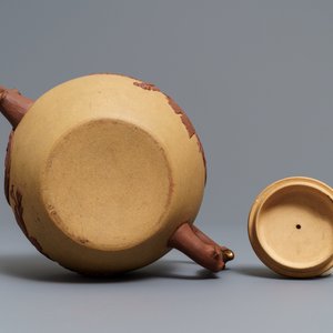 Een grote Chinese Yixing steengoed theepot met druivenranken in reliëf, Kangxi — foto 7