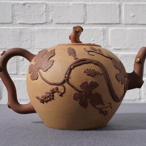 Een grote Chinese Yixing steengoed theepot met druivenranken in reliëf, Kangxi — foto 10
