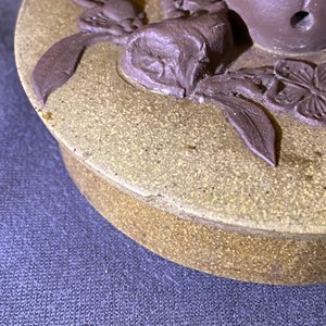 Een grote Chinese Yixing steengoed theepot met prunus in reliëf, Kangxi — foto 16