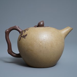Een grote Chinese Yixing steengoed theepot met prunus in reliëf, Kangxi — foto 4