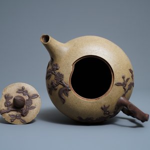Een grote Chinese Yixing steengoed theepot met prunus in reliëf, Kangxi — foto 6