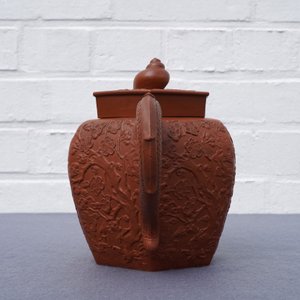 Een grote Chinese Yixing steengoed theepot met reliëfdecor, Kangxi — foto 11