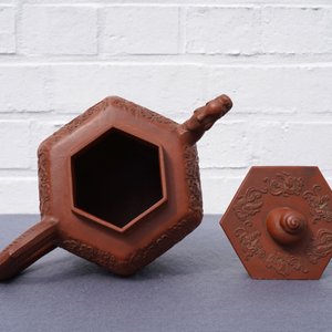 Een grote Chinese Yixing steengoed theepot met reliëfdecor, Kangxi — foto 12