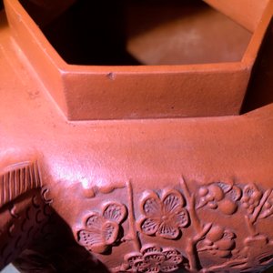 Een grote Chinese Yixing steengoed theepot met reliëfdecor, Kangxi — foto 23