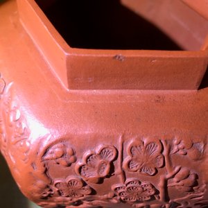 Een grote Chinese Yixing steengoed theepot met reliëfdecor, Kangxi — foto 24