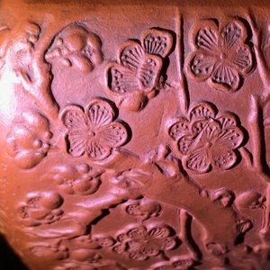 Een grote Chinese Yixing steengoed theepot met reliëfdecor, Kangxi — foto 30