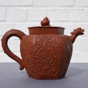 Een grote Chinese Yixing steengoed theepot met reliëfdecor, Kangxi — foto 8