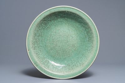Een grote Chinese Zhejiang celadon-groene schotel, Ming