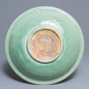 Een grote Chinese Zhejiang celadon-groene schotel, Ming — foto 2