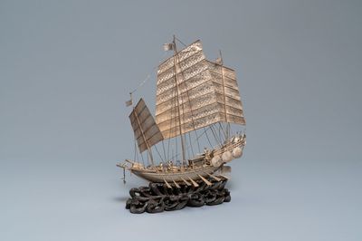 Een grote Chinese zilveren jonk op gesculpteerde houten voet, 19e eeuw