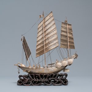Een grote Chinese zilveren jonk op gesculpteerde houten voet, 19e eeuw — foto 2