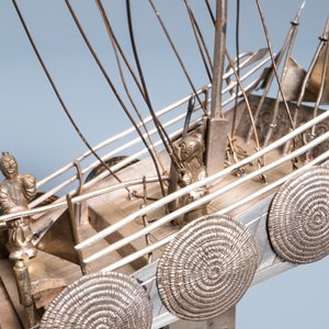 Een grote Chinese zilveren jonk op gesculpteerde houten voet, 19e eeuw — foto 6