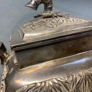 Een grote Chinese zilveren theepot met deksel, 19e eeuw — foto 11