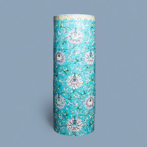 Een grote cilindrische Chinese famille rose vaas met reliëfdecor van lotusslingers, Jiaqing/Daoguang — foto 1