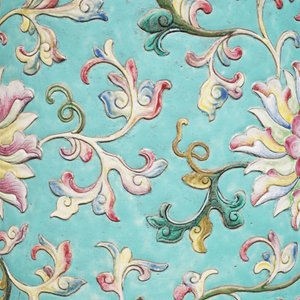 Een grote cilindrische Chinese famille rose vaas met reliëfdecor van lotusslingers, Jiaqing/Daoguang — foto 17