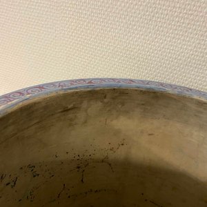 Een grote cilindrische Chinese famille rose vaas met reliëfdecor van lotusslingers, Jiaqing/Daoguang — foto 21