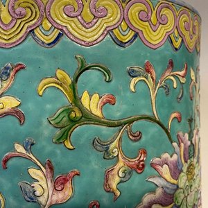 Een grote cilindrische Chinese famille rose vaas met reliëfdecor van lotusslingers, Jiaqing/Daoguang — foto 26