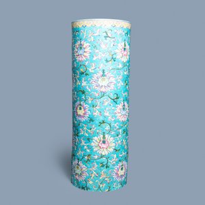 Een grote cilindrische Chinese famille rose vaas met reliëfdecor van lotusslingers, Jiaqing/Daoguang — foto 3