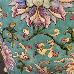 Een grote cilindrische Chinese famille rose vaas met reliëfdecor van lotusslingers, Jiaqing/Daoguang — foto 36