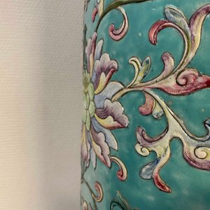 Een grote cilindrische Chinese famille rose vaas met reliëfdecor van lotusslingers, Jiaqing/Daoguang — foto 40