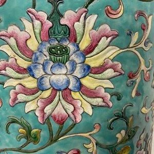 Een grote cilindrische Chinese famille rose vaas met reliëfdecor van lotusslingers, Jiaqing/Daoguang — foto 48