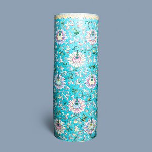 Een grote cilindrische Chinese famille rose vaas met reliëfdecor van lotusslingers, Jiaqing/Daoguang — foto 5