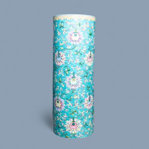 Een grote cilindrische Chinese famille rose vaas met reliëfdecor van lotusslingers, Jiaqing/Daoguang — foto 6