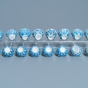 Een grote collectie Chinese blauw-witte koppen en schotels, Kangxi/Qianlong — foto 39