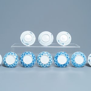 Een grote collectie Chinese blauw-witte koppen en schotels, Kangxi/Qianlong — foto 5