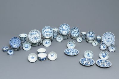 Een grote collectie Chinese blauwwitte koppen en schotels, Kangxi en later