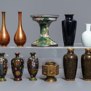 Een grote collectie Japanse cloisonné en studio keramiek, Meiji/Showa, 19/20e eeuw — foto 4
