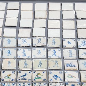 Een grote collectie van 161 diverse Delftse tegels, 17/19e eeuw — foto 3