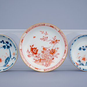 Een grote collectie van 42 Chinese Imari-stijl schotels en 44 koppen, Qianlong, 18e eeuw — foto 2