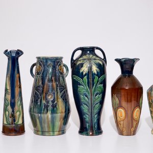 Een grote collectie Vlaams aardewerk, w.o. met Art Nouveau invloed, 20e eeuw — foto 4
