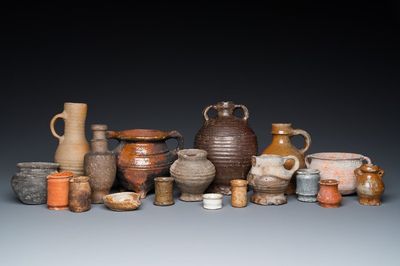 Een grote collectie vroeg West-Europees aardewerk en steengoed, 13/17e eeuw