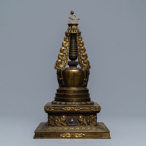 Een grote deels vergulde en ingelegde bronzen stoepa, Tibet, 18e eeuw — foto 1