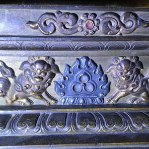 Een grote deels vergulde en ingelegde bronzen stoepa, Tibet, 18e eeuw — foto 31