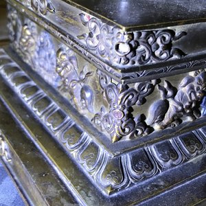 Een grote deels vergulde en ingelegde bronzen stoepa, Tibet, 18e eeuw — foto 32