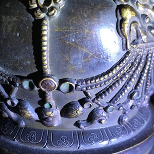 Een grote deels vergulde en ingelegde bronzen stoepa, Tibet, 18e eeuw — foto 44