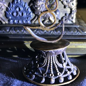 Een grote deels vergulde en ingelegde bronzen stoepa, Tibet, 18e eeuw — foto 10