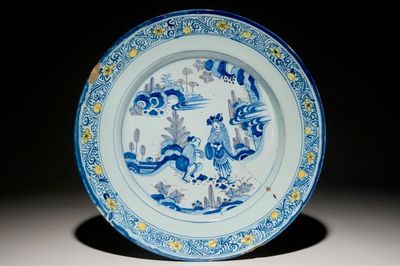 Een grote Delftse chinoiserie schotel in blauw met mangaan met deels gele buitenrand, 2e helft 17e eeuw