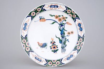 Een grote Delftse schotel in Kakiemon stijl met kwartels, 18e eeuw