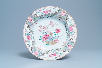 Een grote diepe Chinese famille rose schotel, Yongzheng
