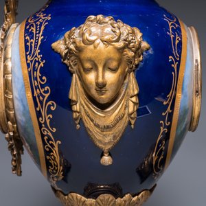 Een grote driedelige klokgarnituur in Sèvres-stijl porselein met vergulde bronzen monturen, Frankrijk, 19e eeuw — foto 5