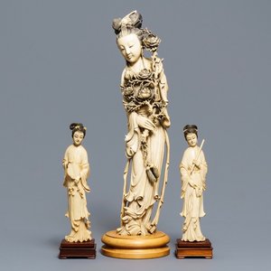Een grote en een paar kleinere Chinese ivoren figuren van hofdames, ca. 1900 — foto 1