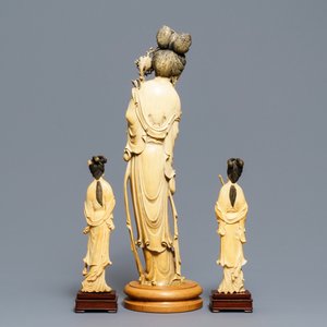 Een grote en een paar kleinere Chinese ivoren figuren van hofdames, ca. 1900 — foto 2