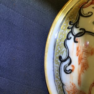 Een grote famille rose dekselkan met mandarijns decor, Qianlong, 18e eeuw — foto 13