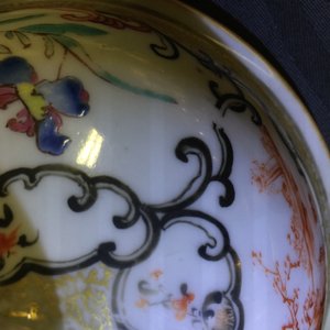 Een grote famille rose dekselkan met mandarijns decor, Qianlong, 18e eeuw — foto 14