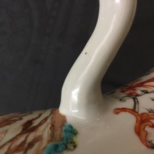 Een grote famille rose dekselkan met mandarijns decor, Qianlong, 18e eeuw — foto 10